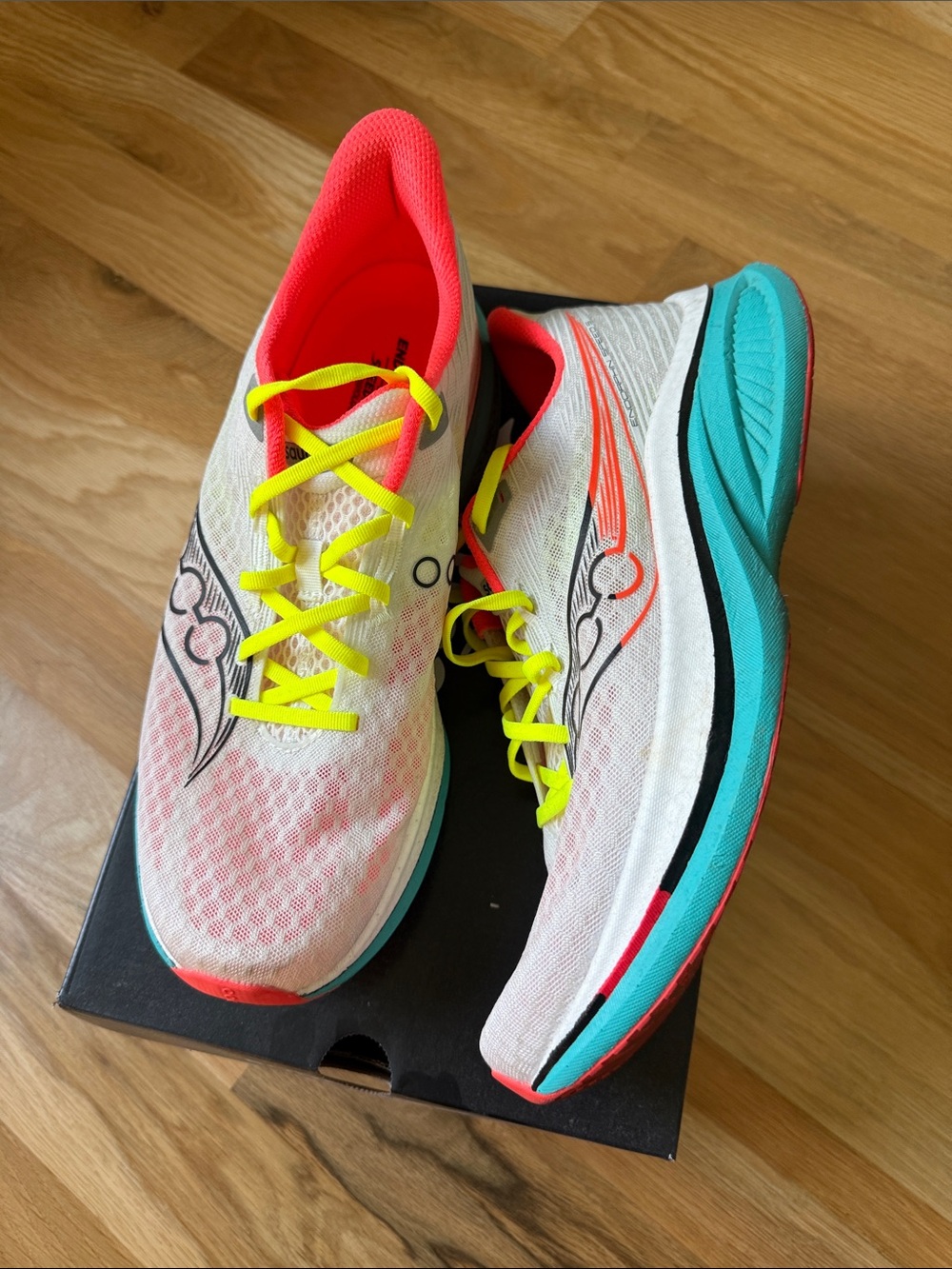 Zoom-style men’s Running Shoe in White with Neon Accents